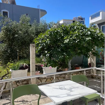 Apartment Xhonis *