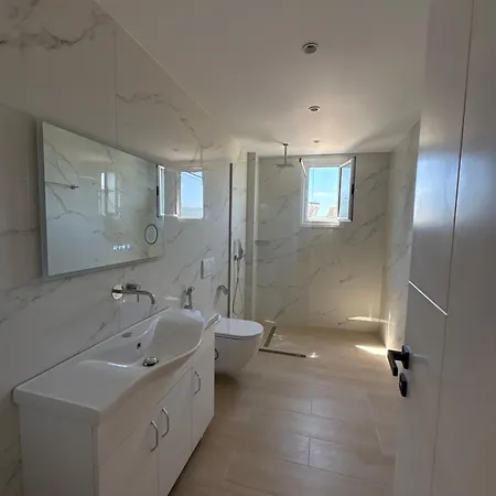 Apartment Xhonis