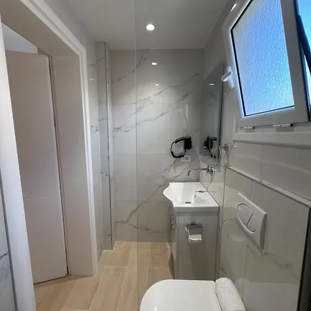Apartment Xhonis *